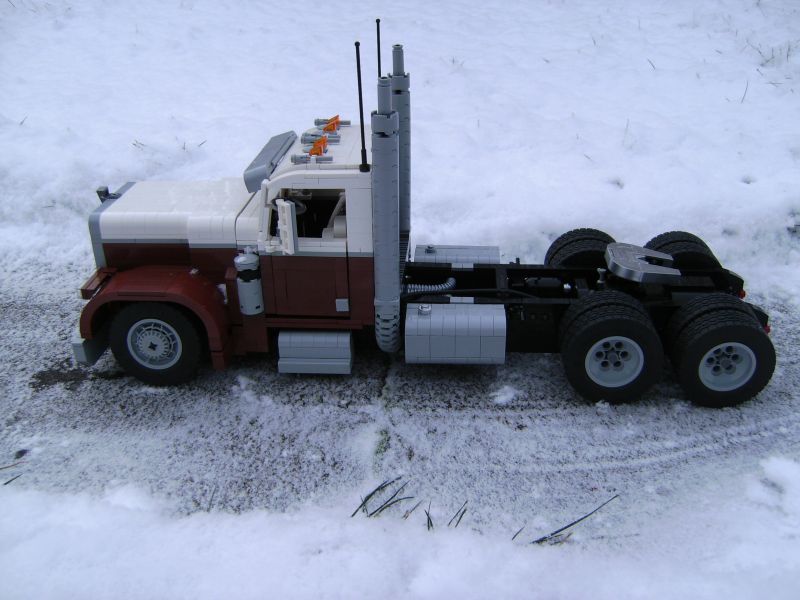 kenworth_w900_sideview.jpg