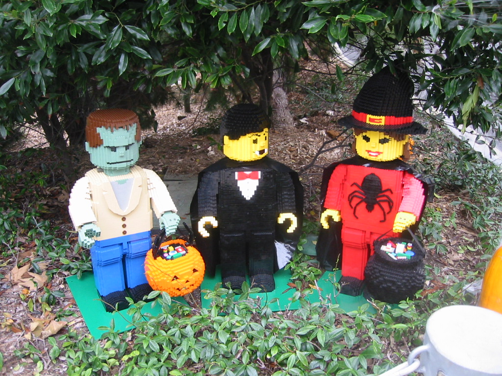 largescaleminifigtrio02closeup.jpg
