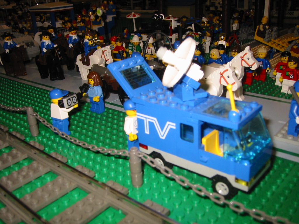 parade-tvnewscrewcoveringparade1.jpg