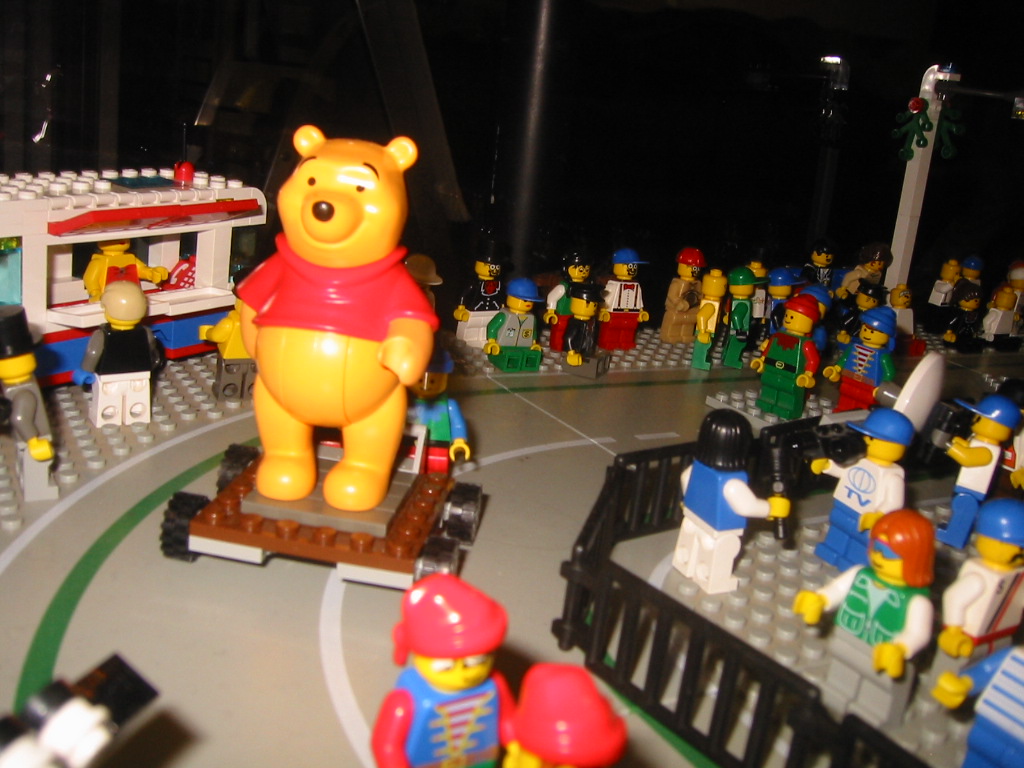 sdmrrmholidayparade11winniethepooh4.jpg