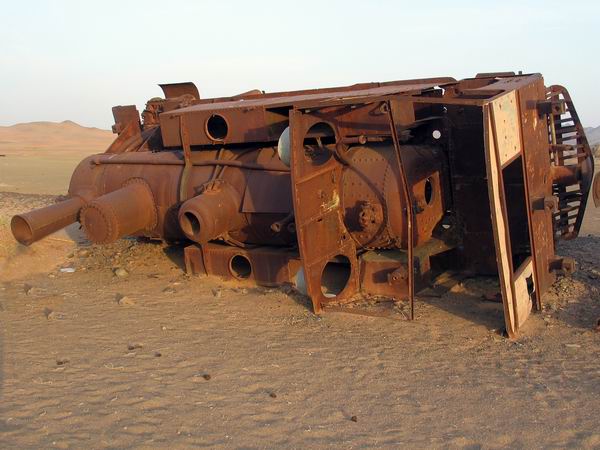 An_engine_who_died_in_the_desert.jpg