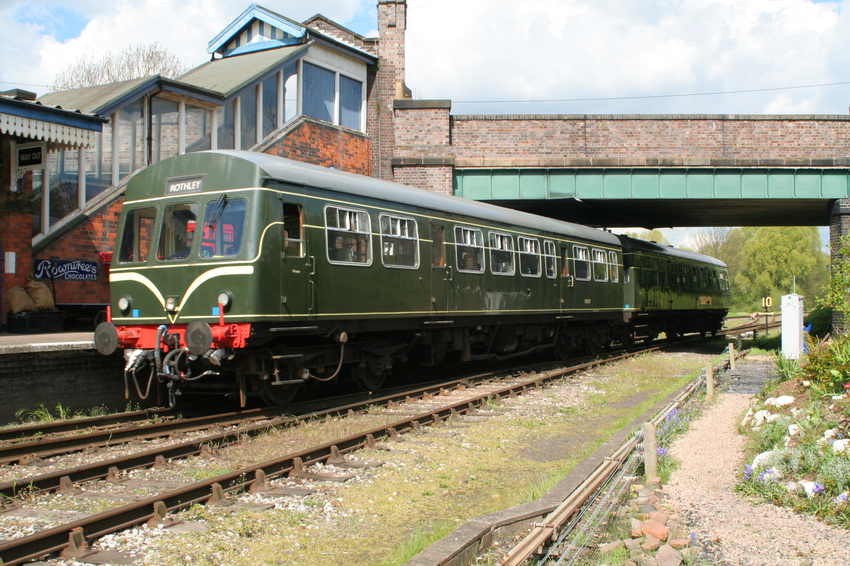 Class_101_50321_51427_Great_Central_Railway.jpg