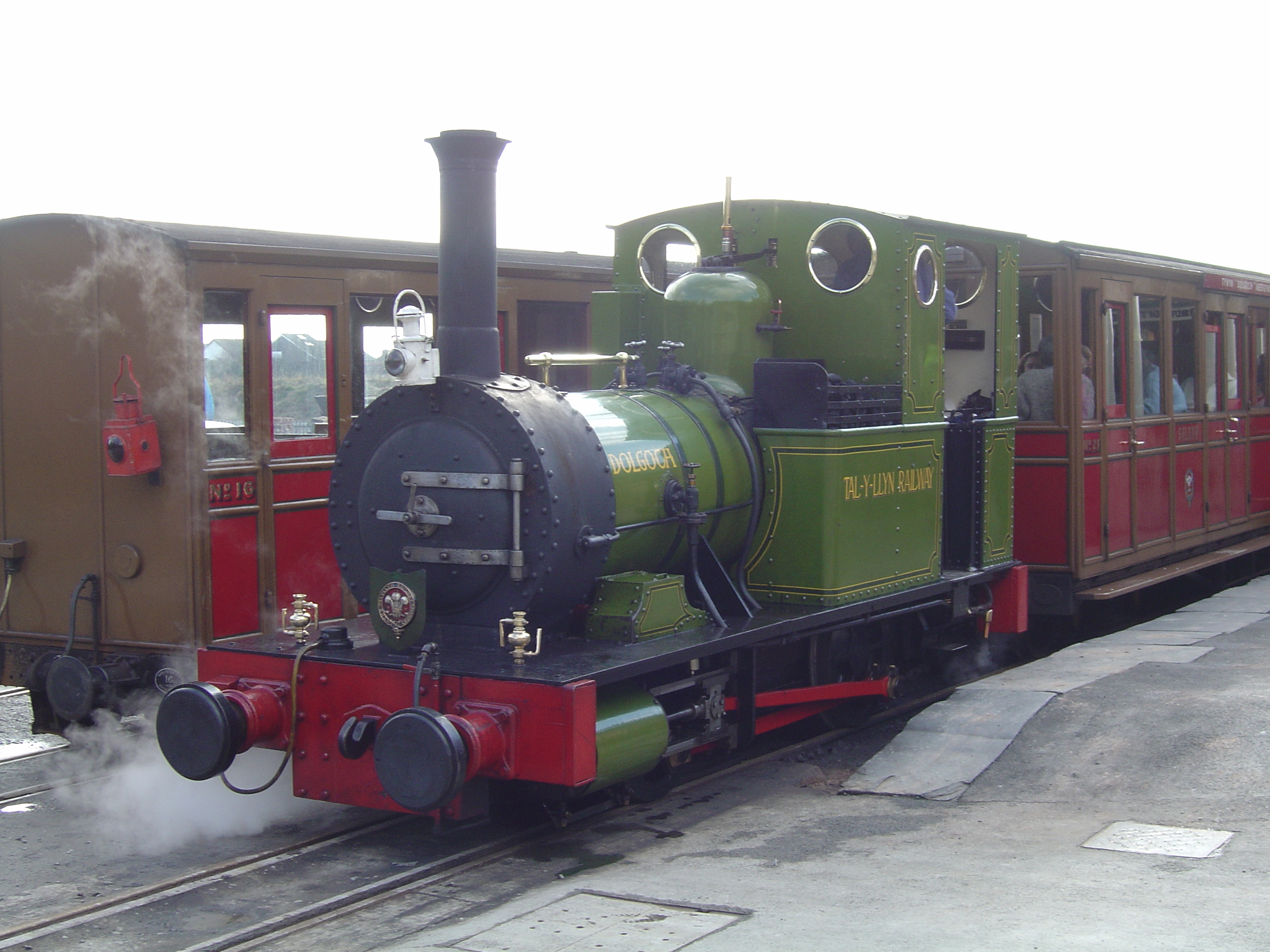 Dolgoch_at_Tywyn_Wharf_-_2006-03-05.jpg