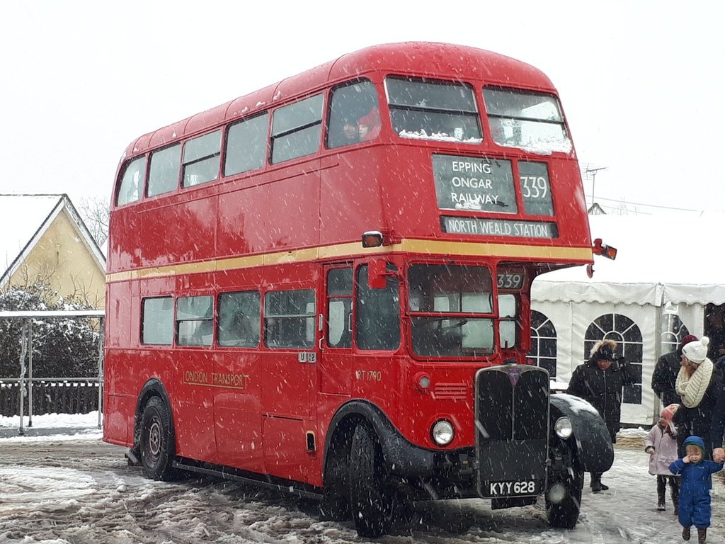 buses_look_great_in_thr_snow_by_thenewmikefan21-dbwb3t3.jpg