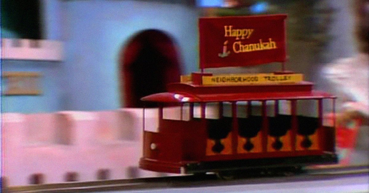 uFS9y-1511969791-embed-misterrogers_trolley.jpg