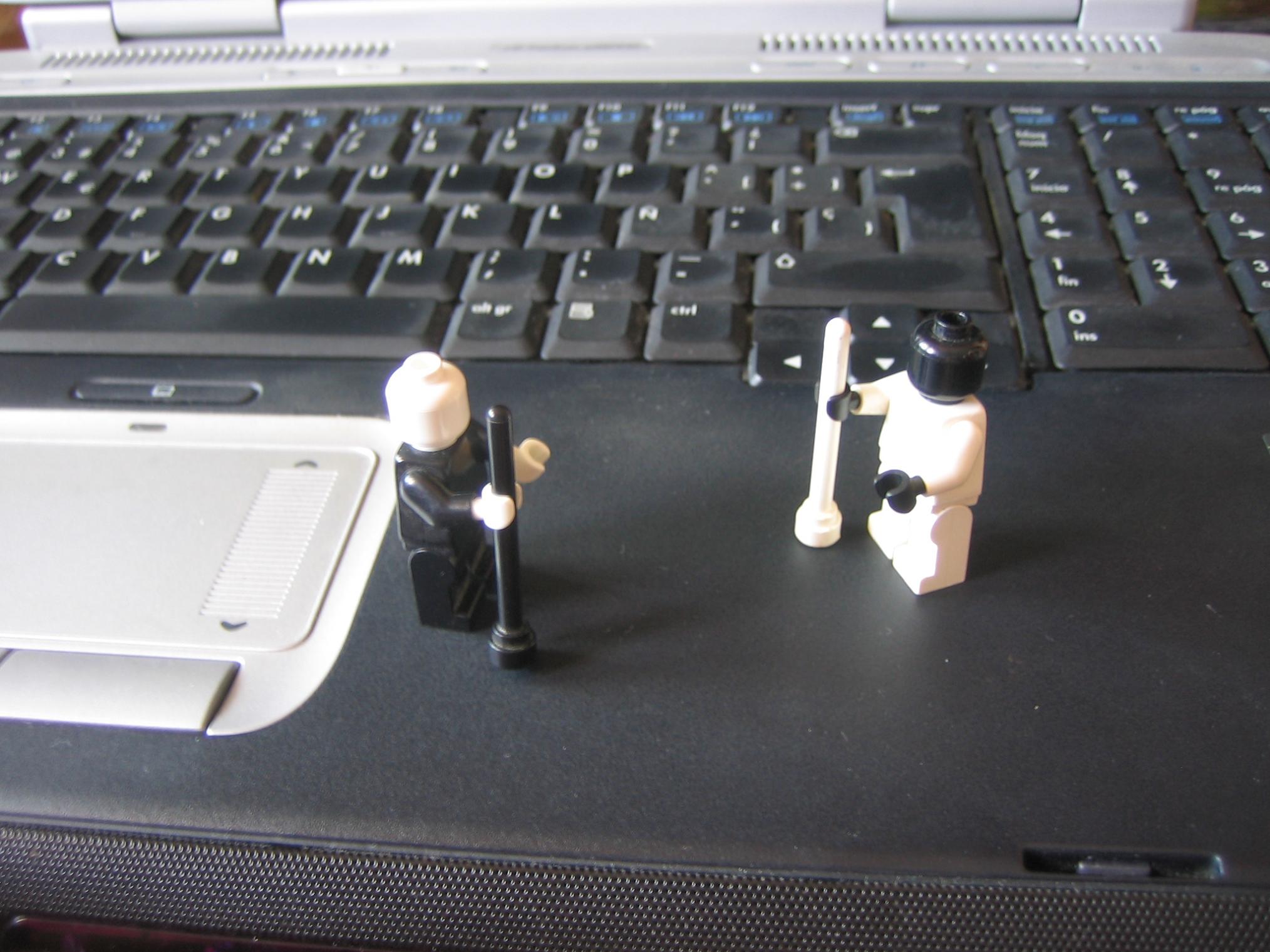014_yin_and_yan_meet_on_the_giant_laptop.jpg
