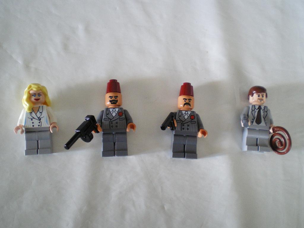 002_mnifigs.jpg