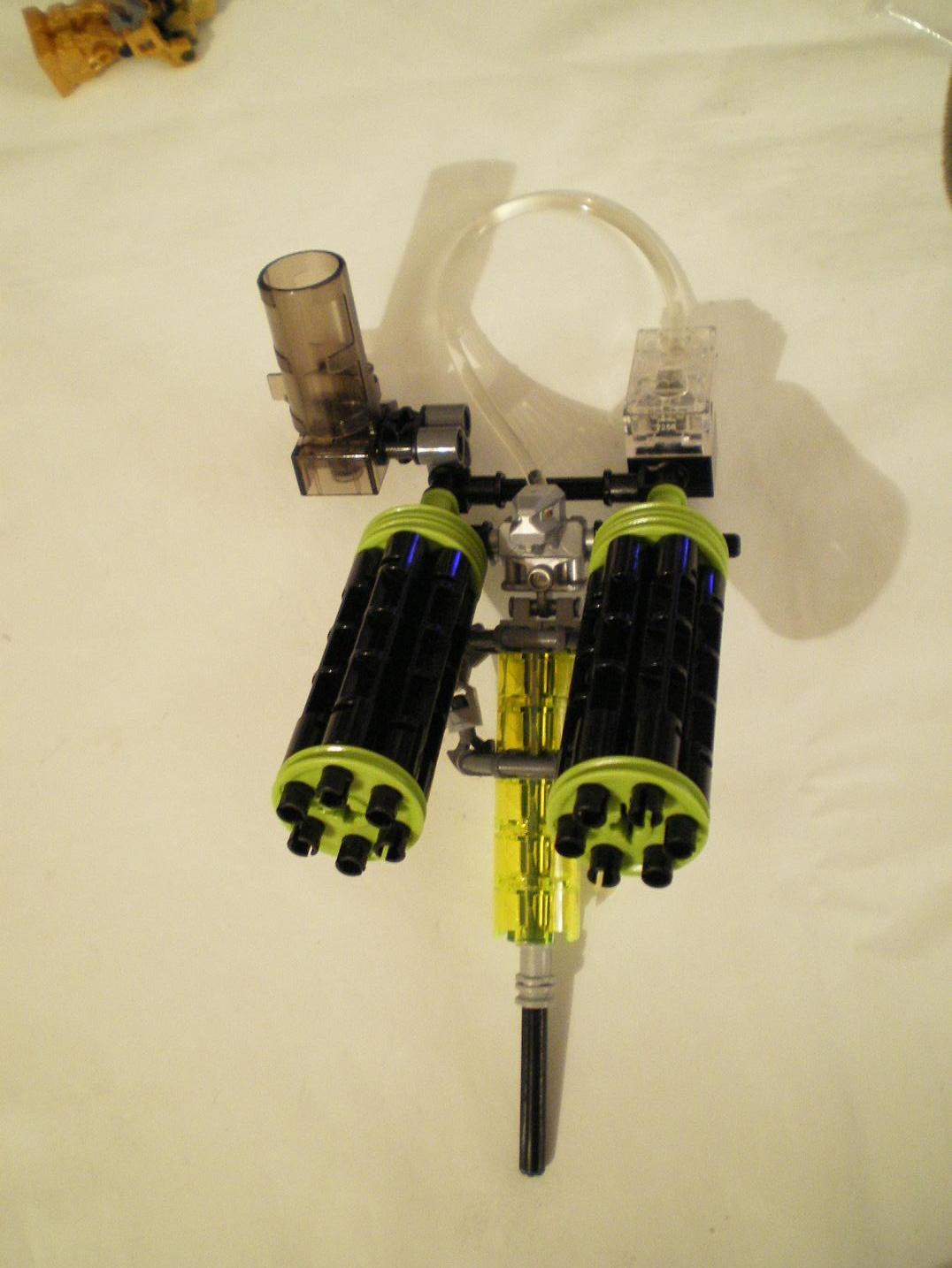 010_silver_robot_with_cannons.jpg