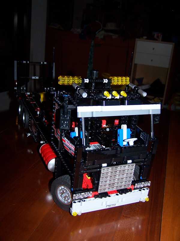 moc8285-002.jpg