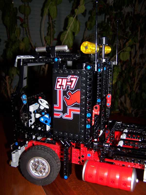 moc8285-005.jpg