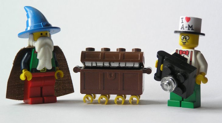 rincewind_luggage_twoflower.jpg