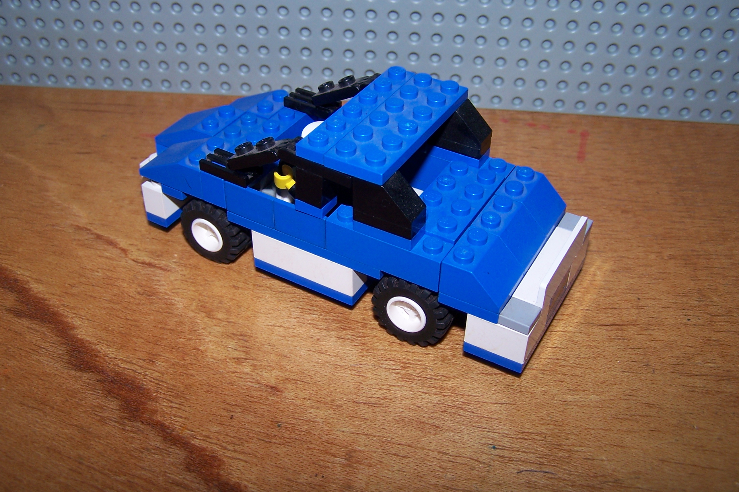 a_blue_car.jpg
