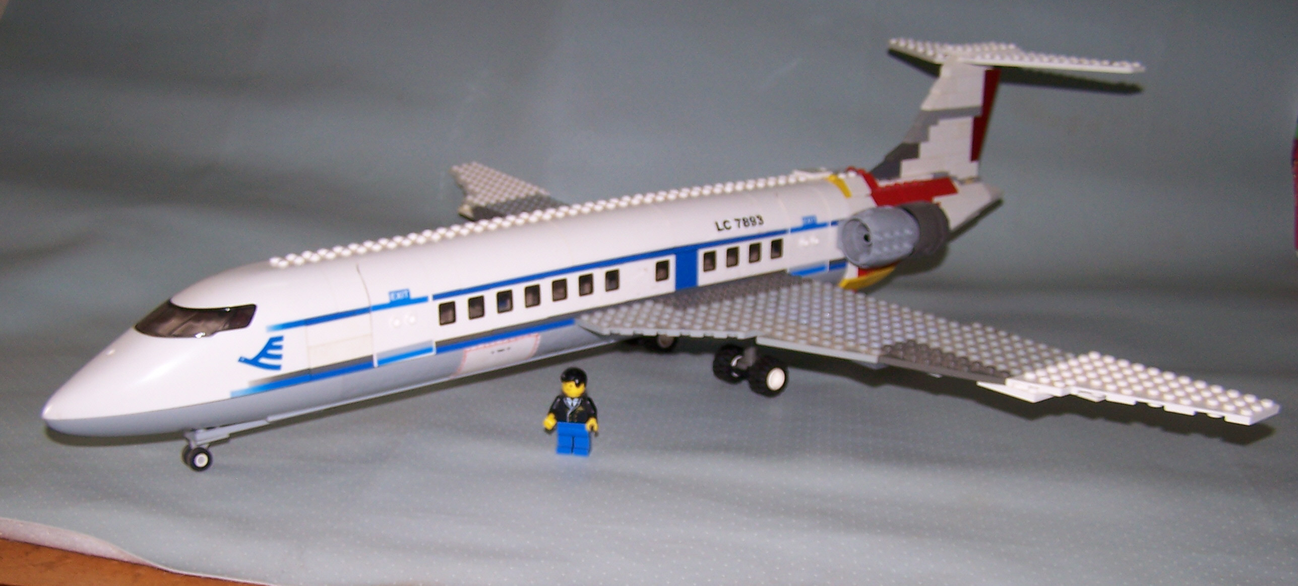 minifig-scale_erj-135.jpg