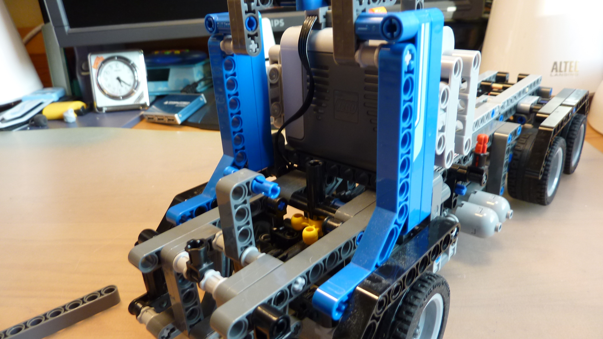 lego-8052-g.jpg
