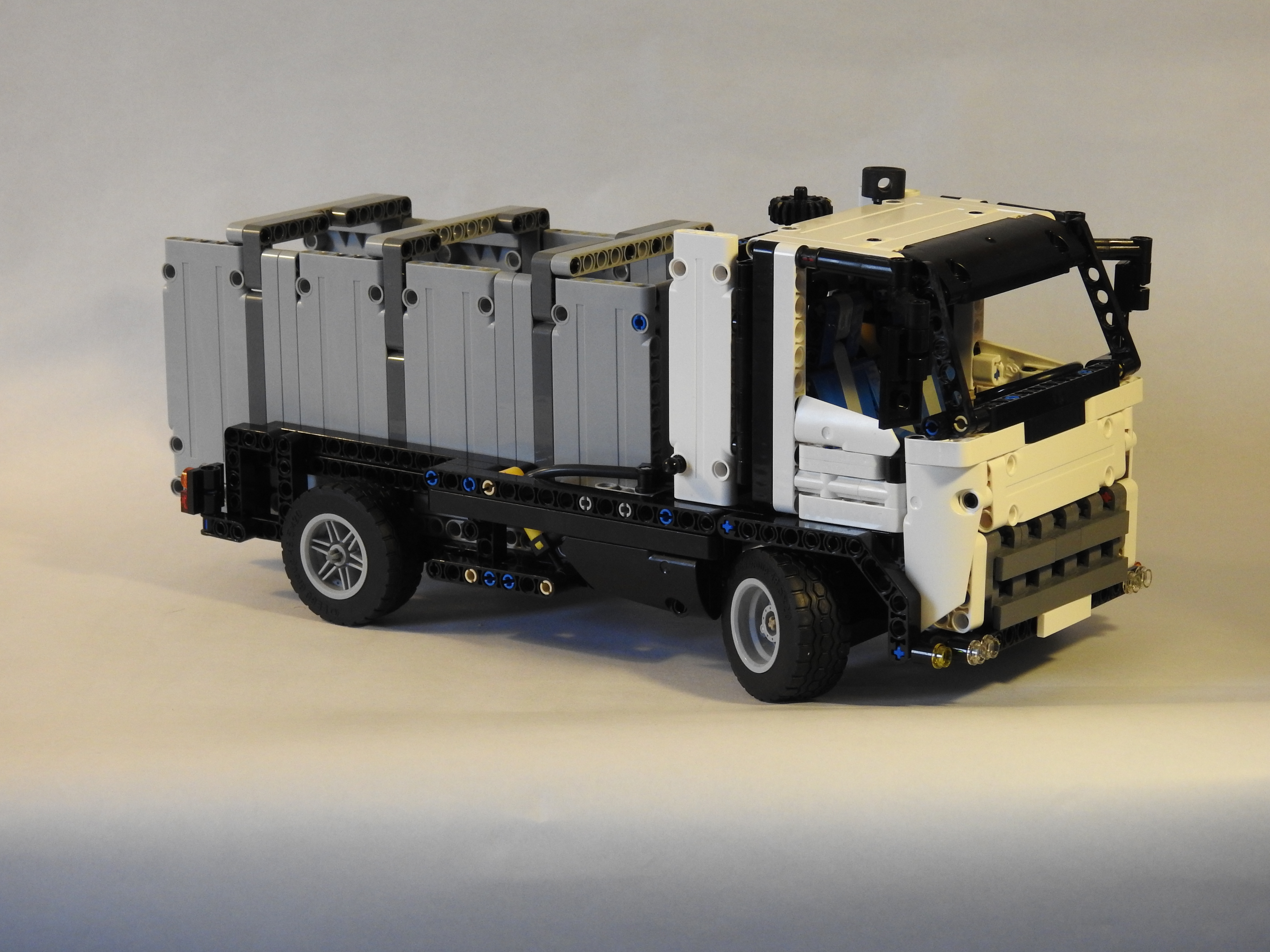 02_front_right_with_container.jpg