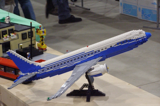 p9101285boeing_van_lego.jpg