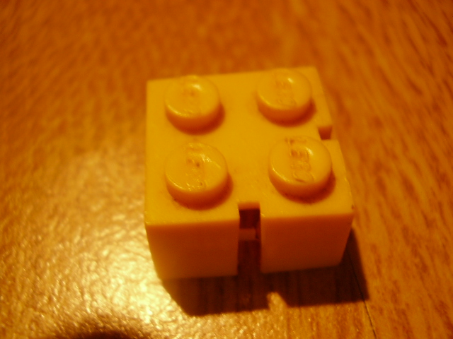 slotted_brick_2x2_yellow_corner4.jpg