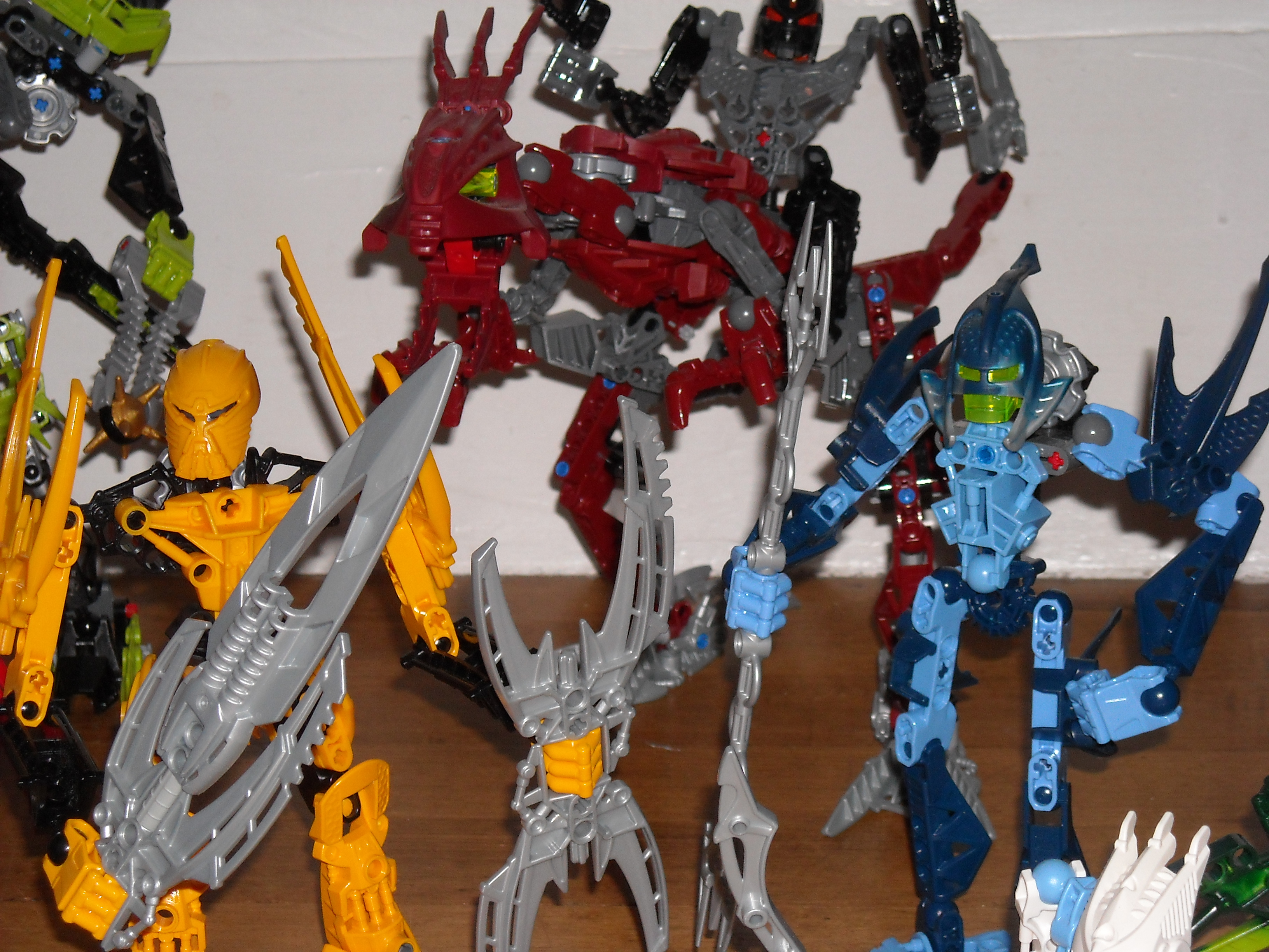 tlr-cast-mata_nui-kiina-bone_hunter.jpg