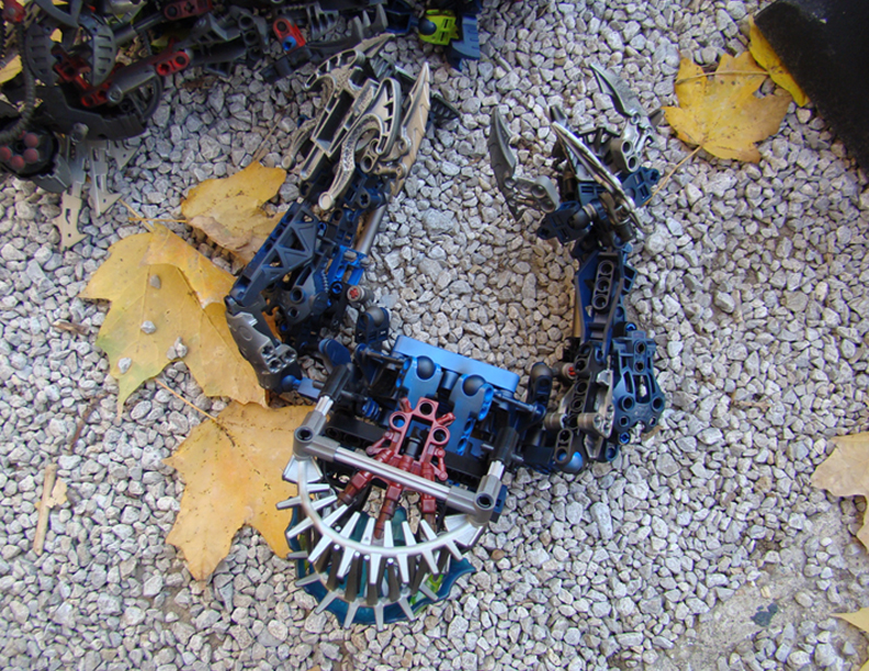 burnt_bionicle_2.jpg