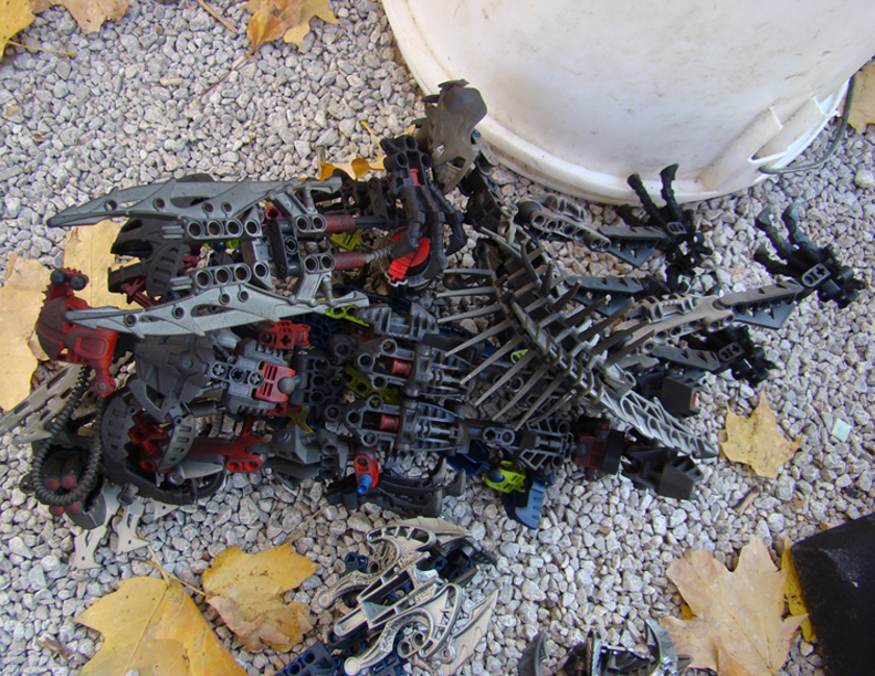 burnt_bionicle_3.jpg