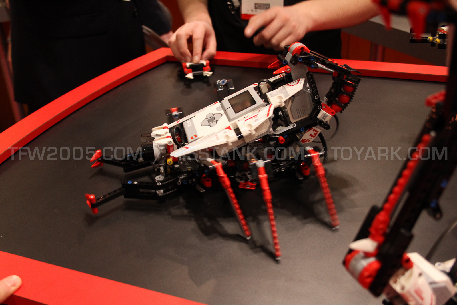 toyfairlego-240_1360506273.jpg