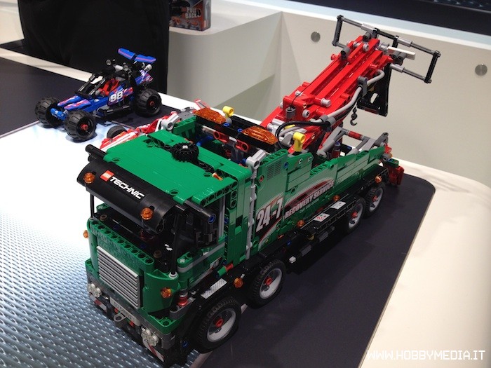 lego-technic-service-truck-set-42008.jpg