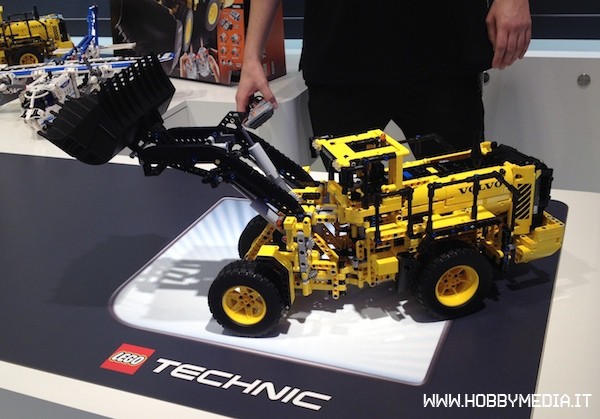 lego-technic-volvo-buldozer-42030-mmt.jpg