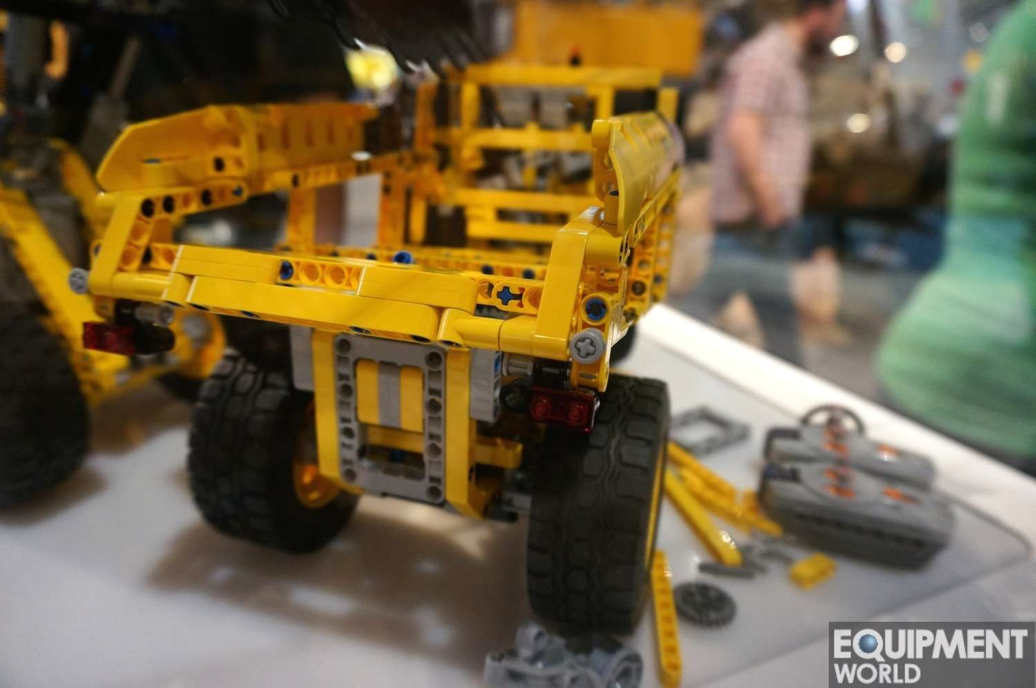 lego-technic-volvo-l350f-and-a25f1.jpg