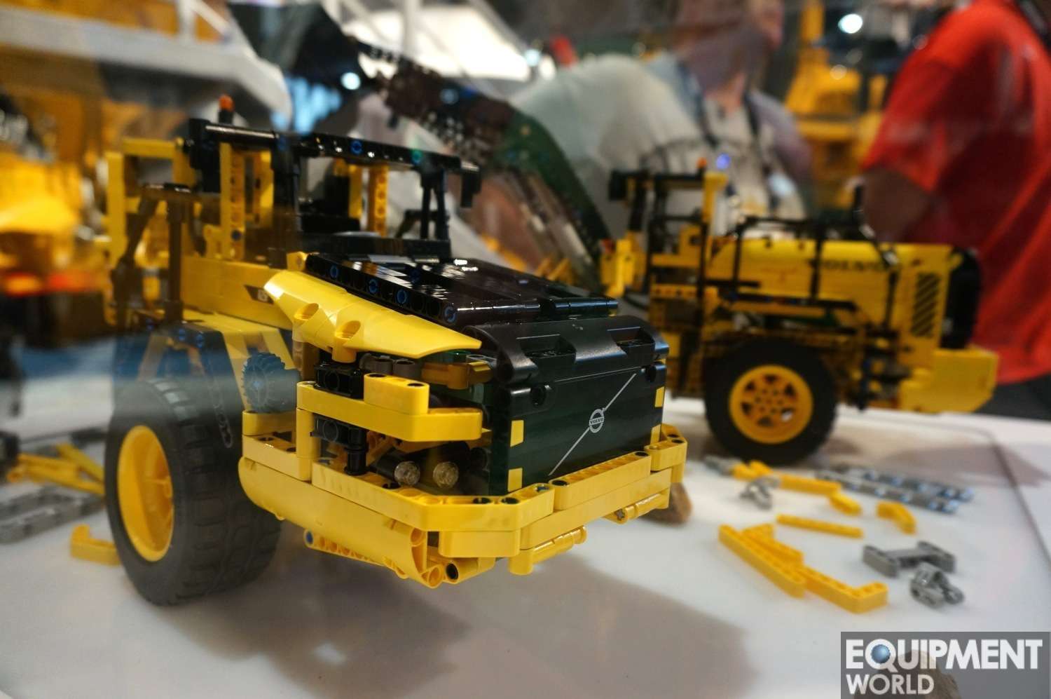 lego-technic-volvo-l350f-and-a25f2.jpg