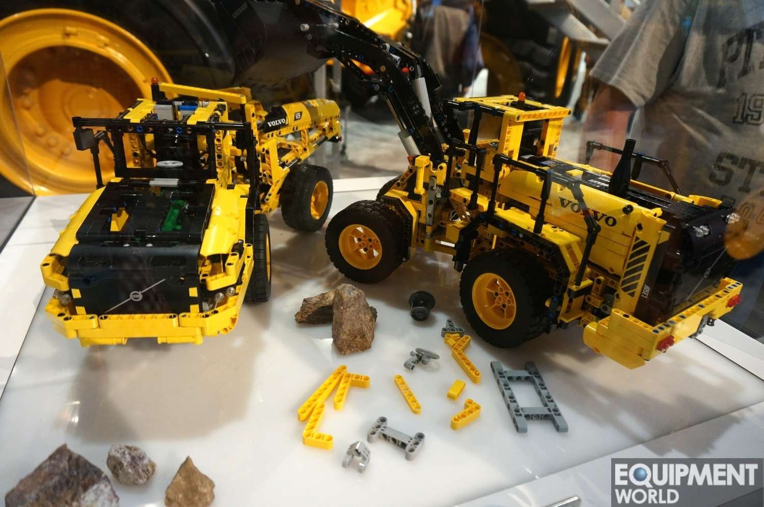 lego-technic-volvo-l350f-and-a25f4.jpg