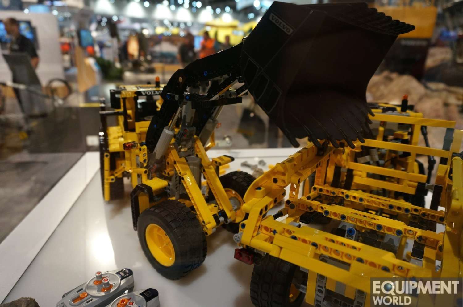 lego-technic-volvo-l350f-and-a25f6.jpg