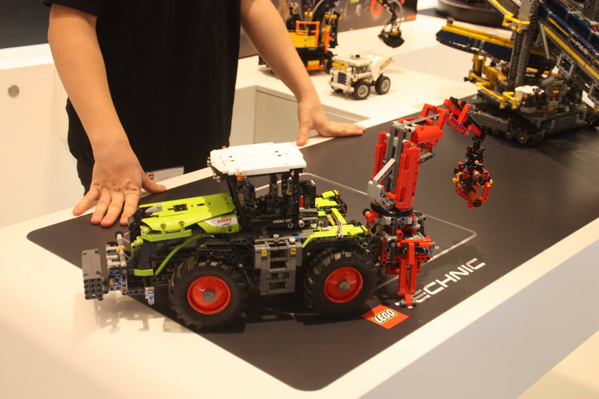 lego-42054-claas_trac-img04.jpg
