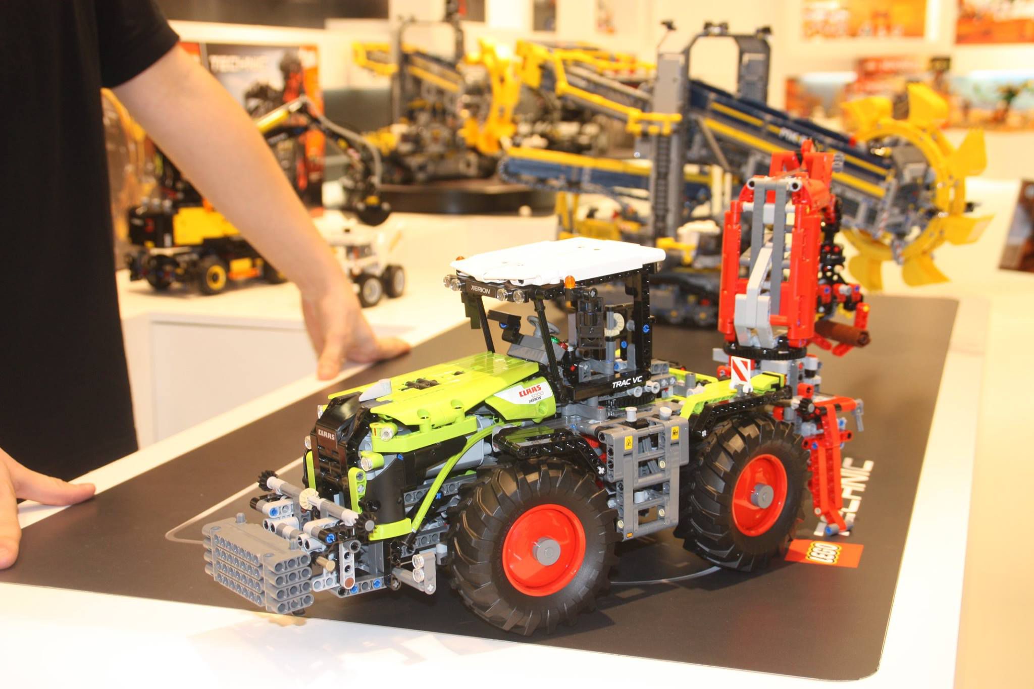 lego-42054-claas_trac-img05.jpg