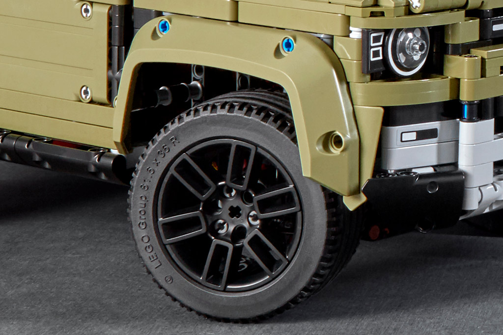 lego-technic-42110-land-rover-defender-reifen-2019.jpg