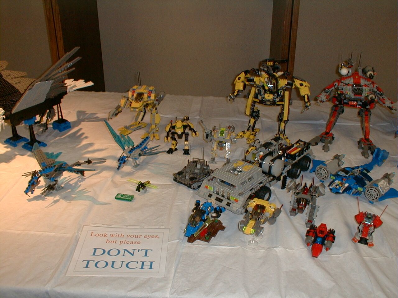 mecha_table05.jpg