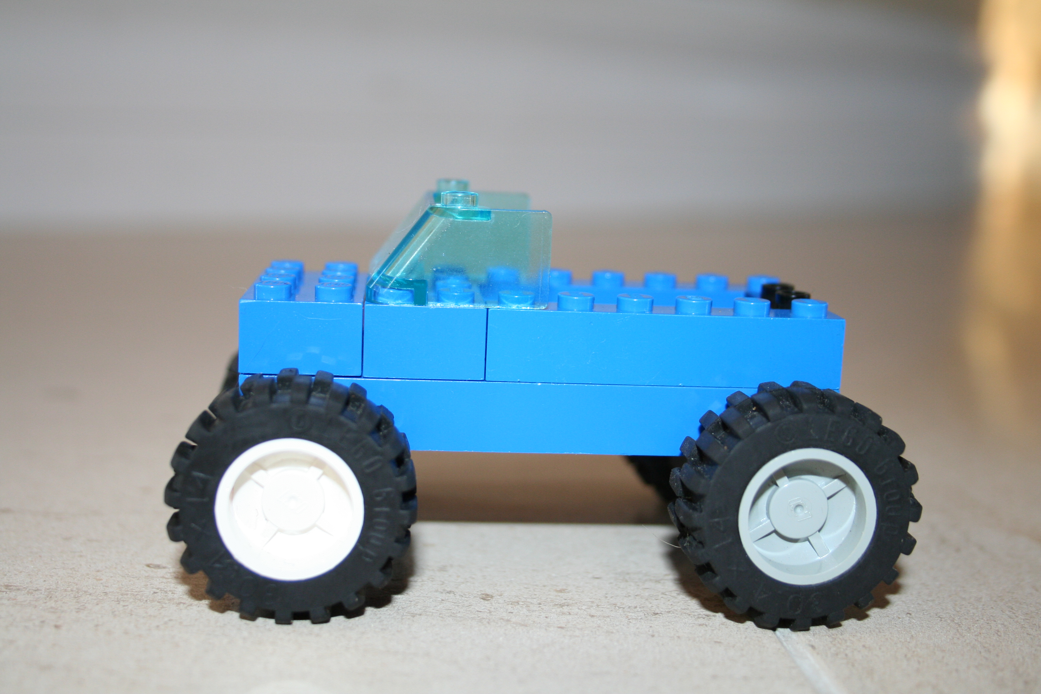 lego_car_001.jpg