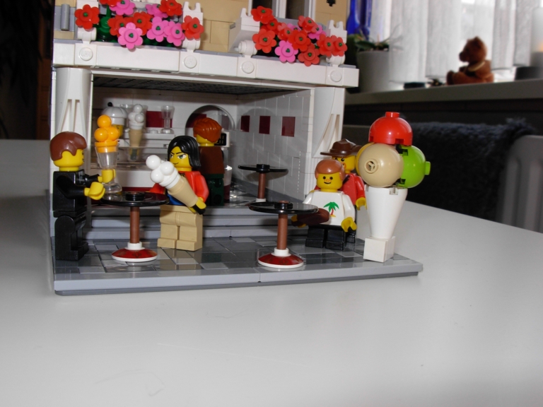 lego_modular_ice_lounge_moc_04.jpg