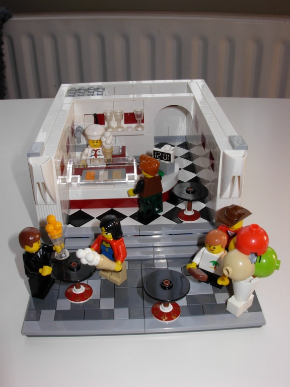 lego_modular_ice_lounge_moc_10.jpg