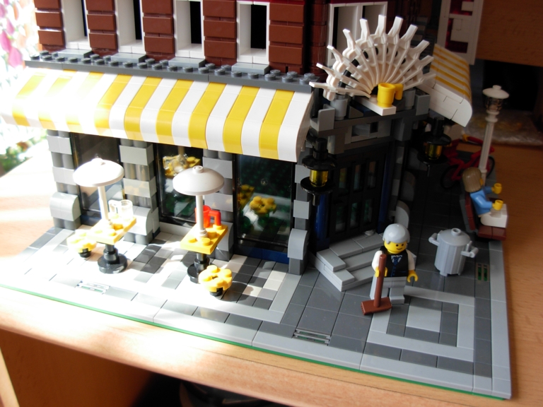 lego_10182_cafe_corner09.jpg