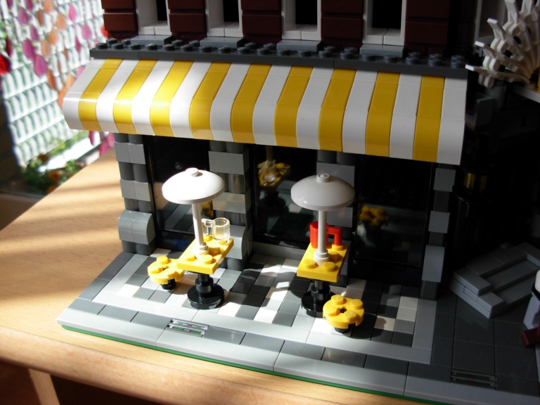 lego_10182_cafe_corner10.jpg