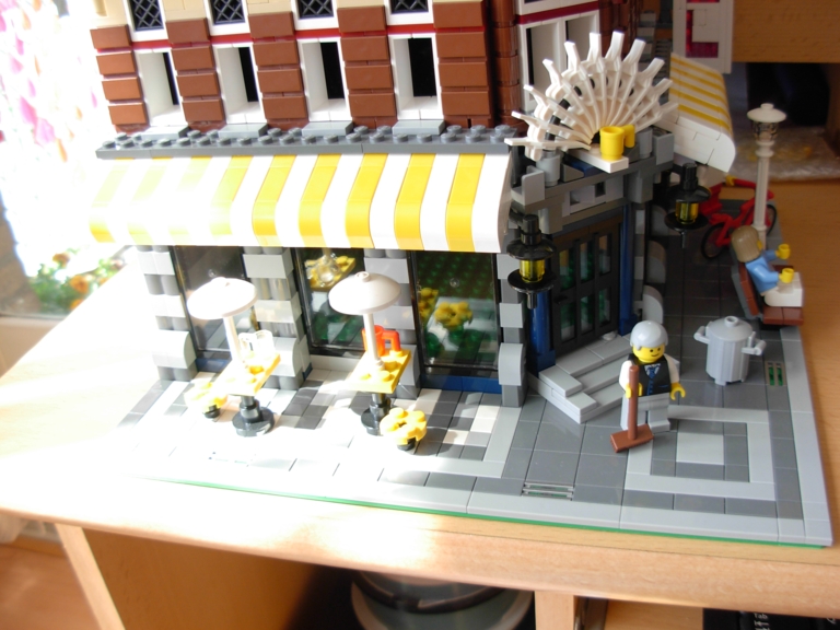 lego_10182_cafe_corner13.jpg
