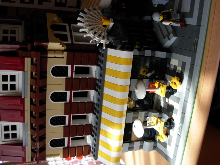 lego_10182_cafe_corner14.jpg