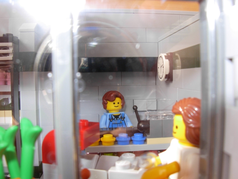 lego_10185_green_grocer135.jpg