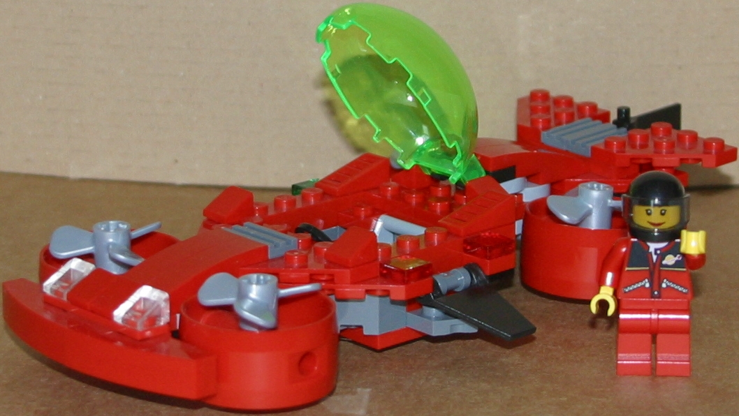 09_hoverlego_cockpit_open_and_pilot.jpg