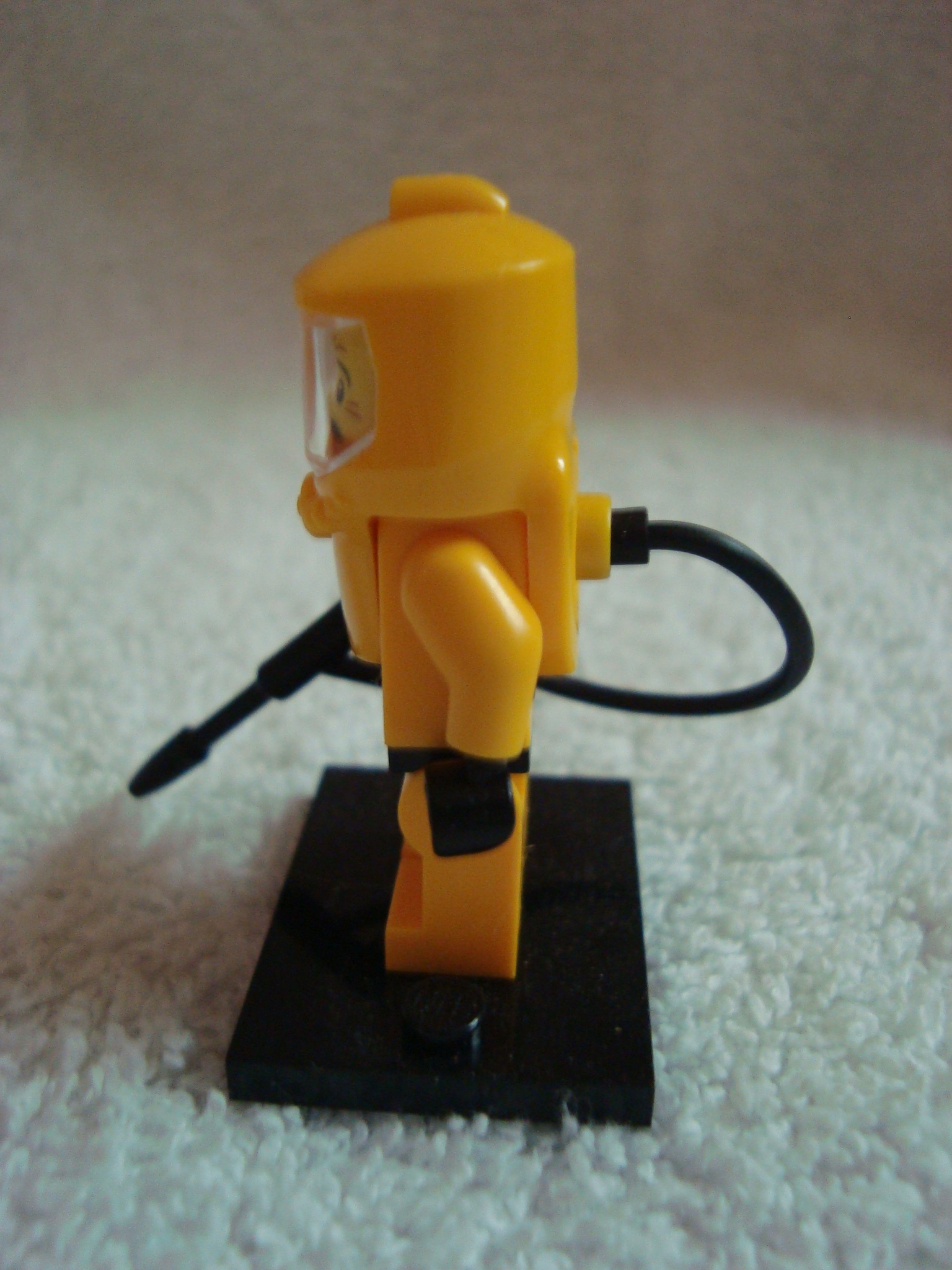 lego_minifigures4_hazmat_002.jpg