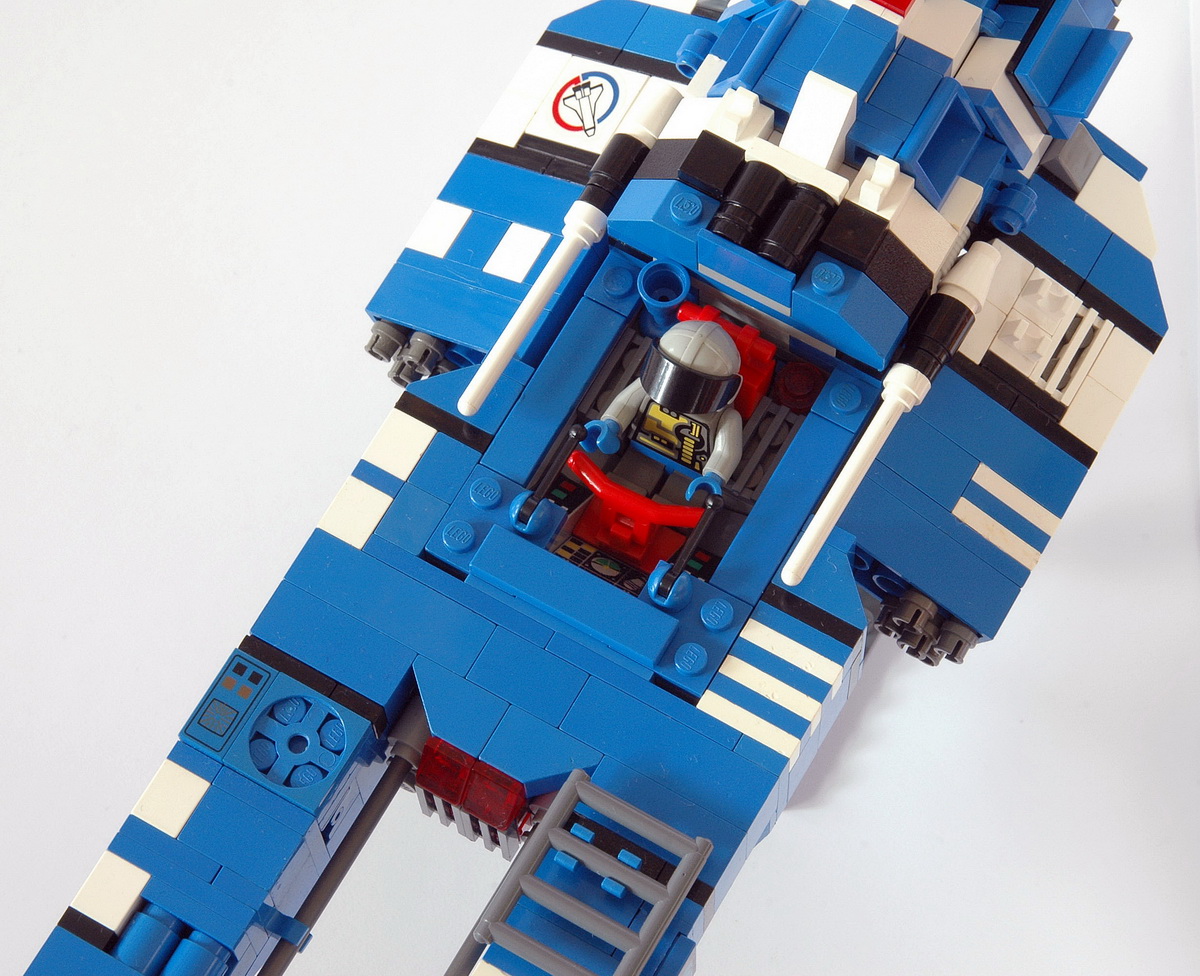 14-cockpit1.jpg