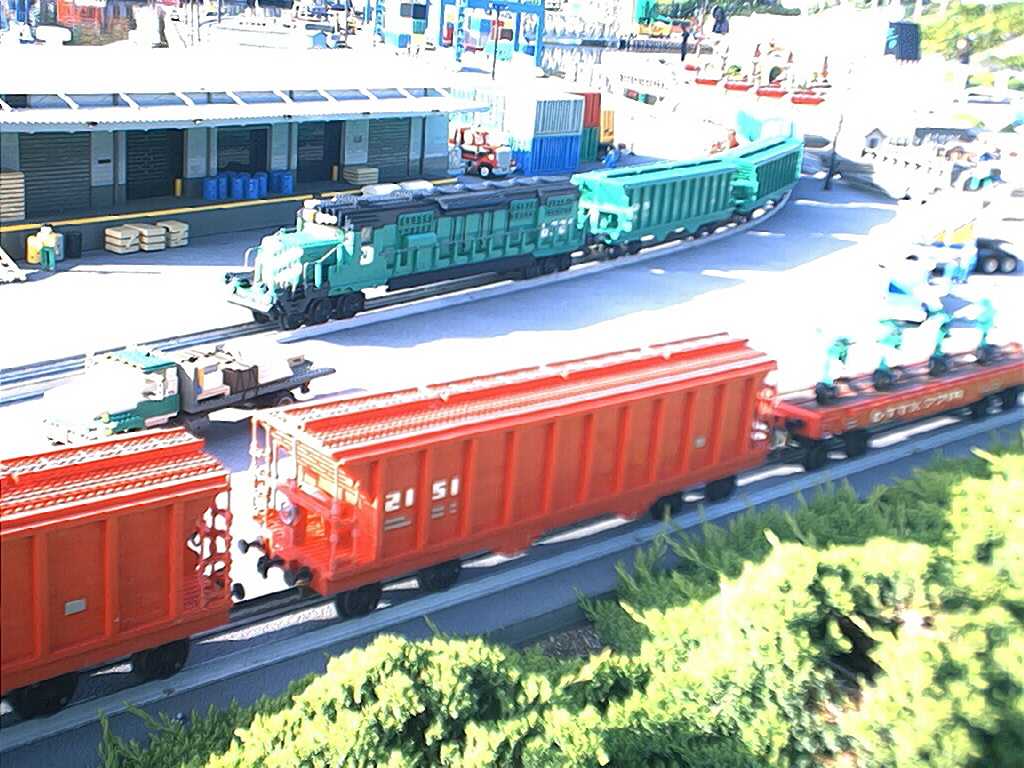 greenandredtrains.jpg