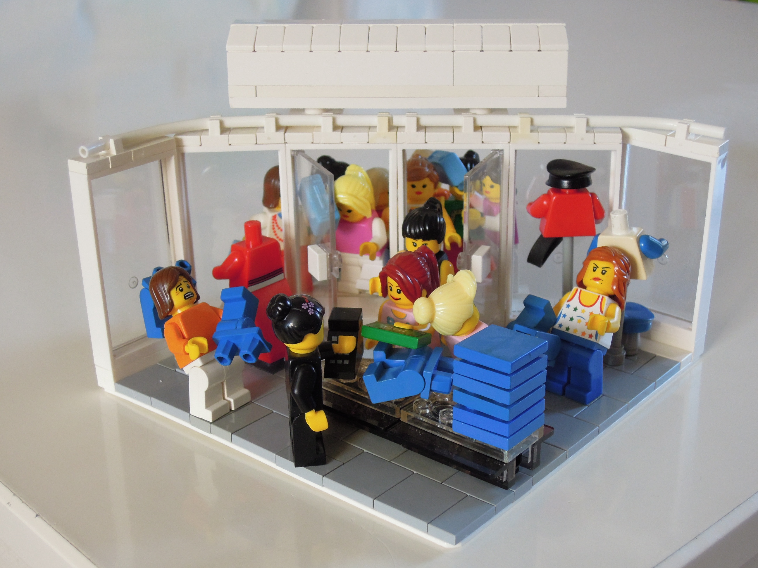 big_sale_in_legocity_2.jpg