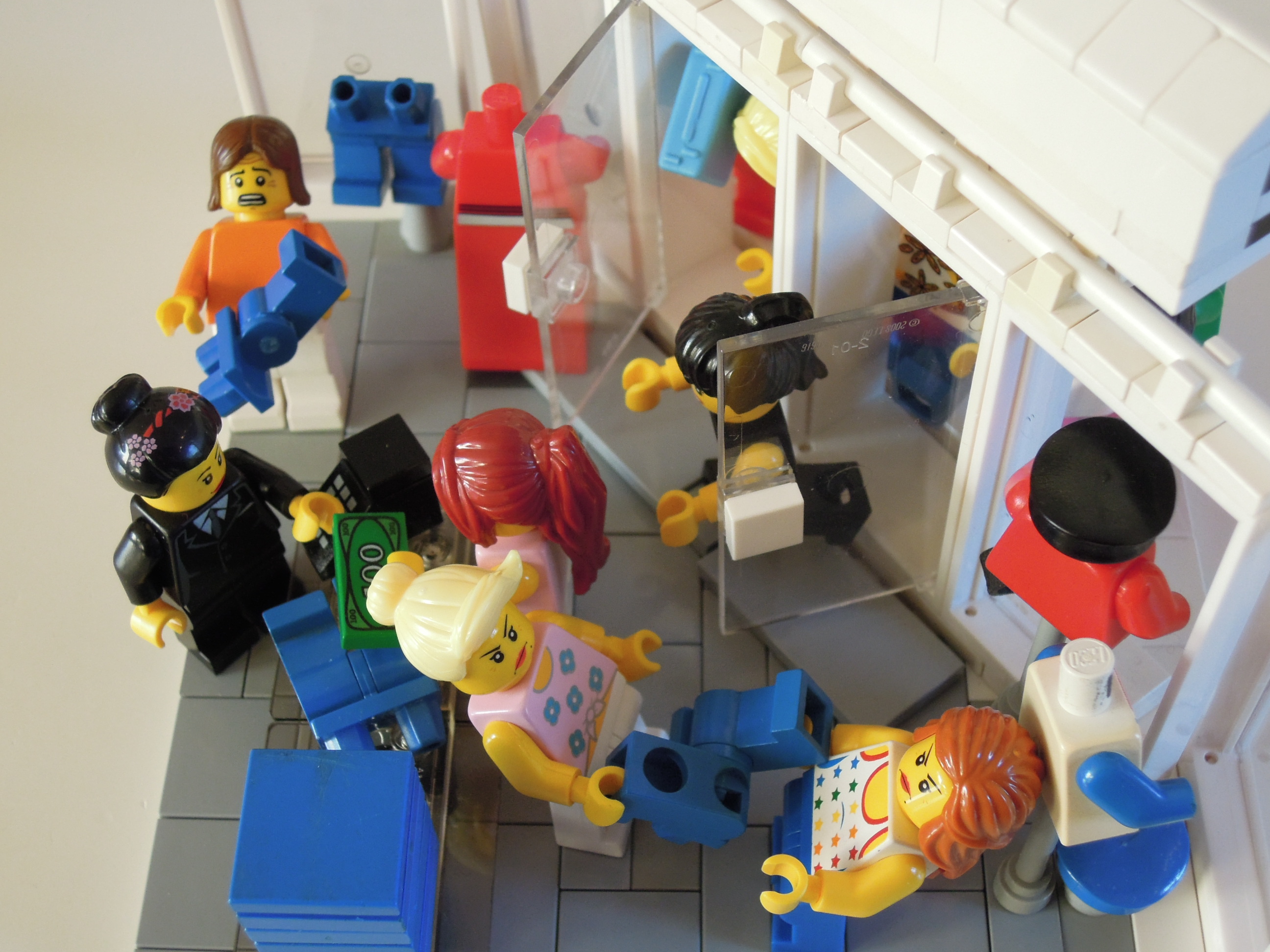 big_sale_in_legocity_3.jpg