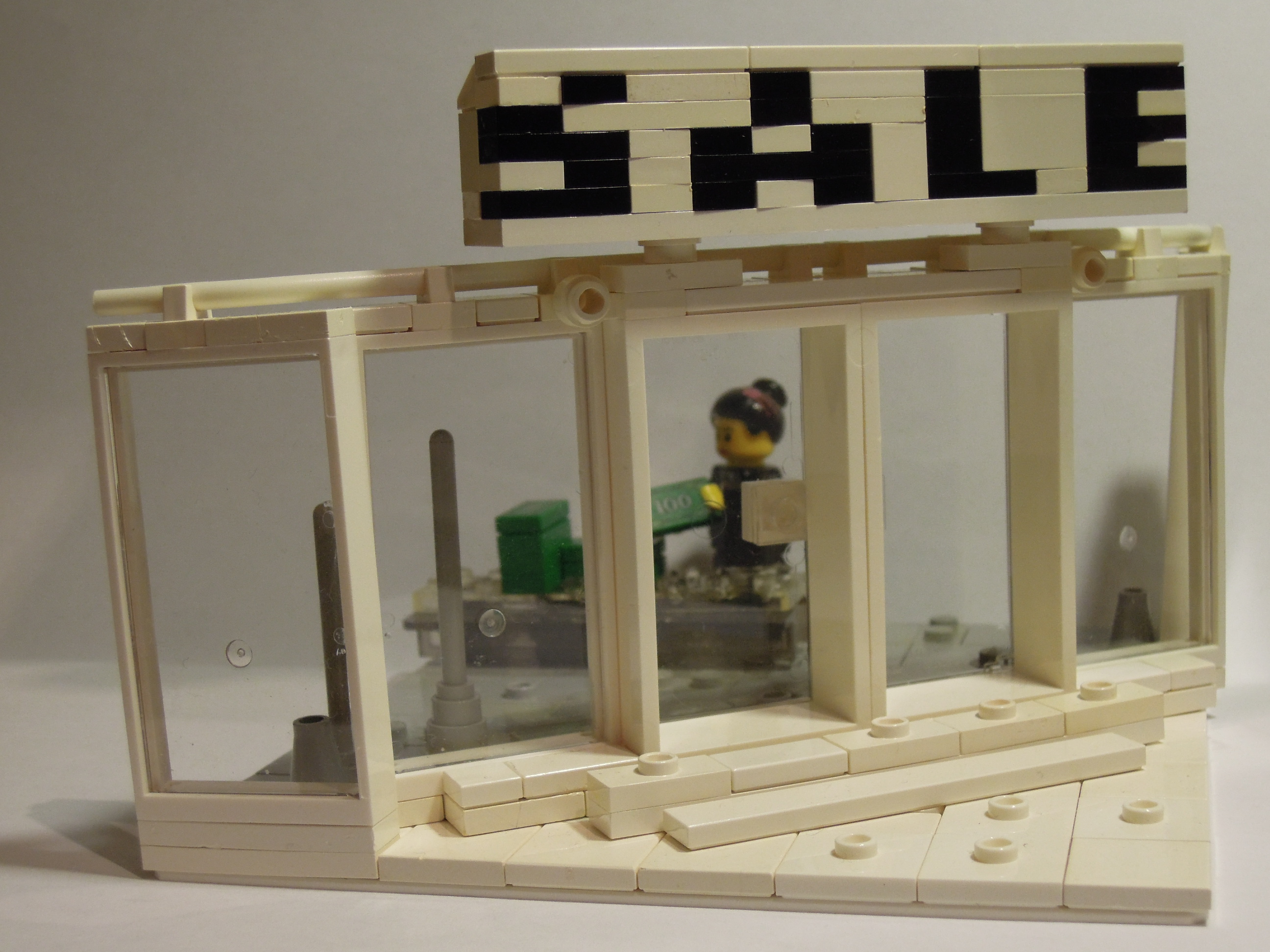 big_sale_in_legocity_4.jpg